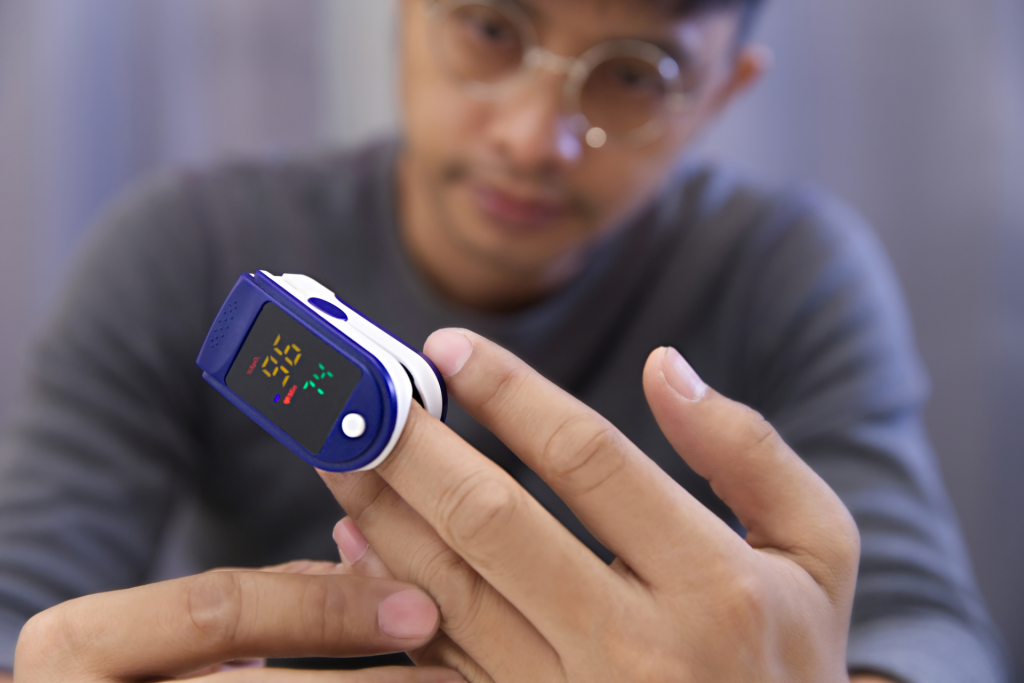 menggunakan pulse oximeter 